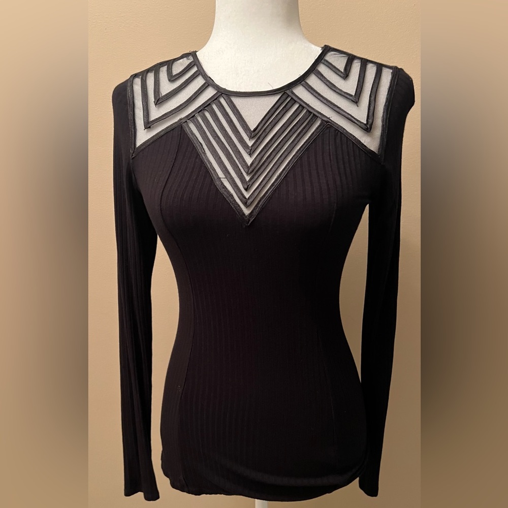 Geometrical accent fitted top